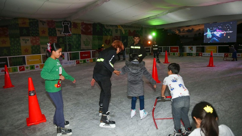 Inaugura Corregidora otra Pista de Hielo en colonia Santa BÃ¡rbara