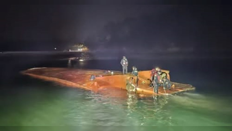 Cuatro desparecidos y un muerto, saldo de volcadura de un ferri en Corea del Sur