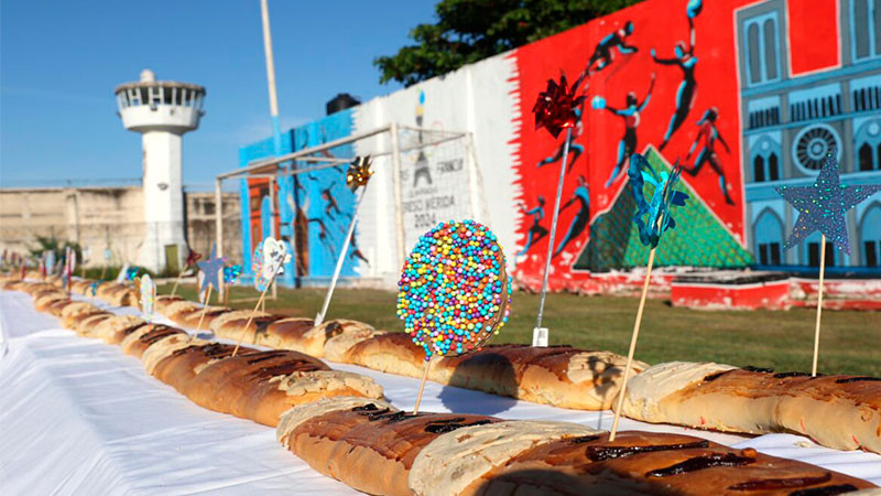 Realizan reos del penal de MÃ©rida Rosca de Reyes de 400 metros de largo