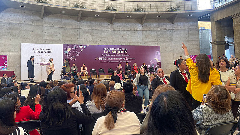 Agrede activista a Bertha Alcalde, nueva fiscal de la CDMX