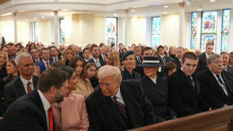 Donald y Melania Trump acuden a misa previa a ceremonia de investidura