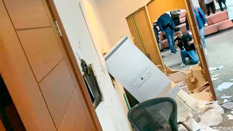 Irrumpen despacho del gobernador de Sinaloa; exigen alto a la violencia