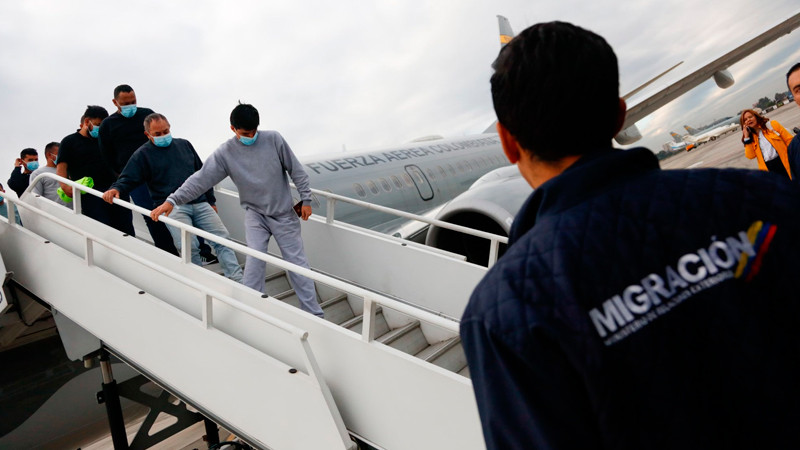 Aterriza en BogotÃ¡ primer vuelo con deportados colombianos