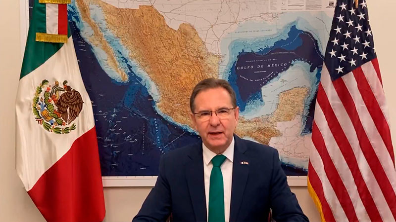 Esteban Moctezuma se mantiene frente a la embajada de MÃ©xico en EU