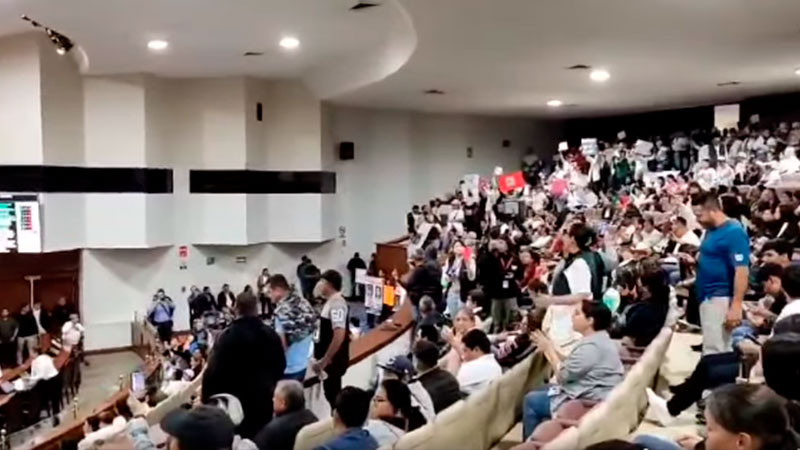 Irrumpen en Congreso de Sinaloa; exigen paz y seguridad 