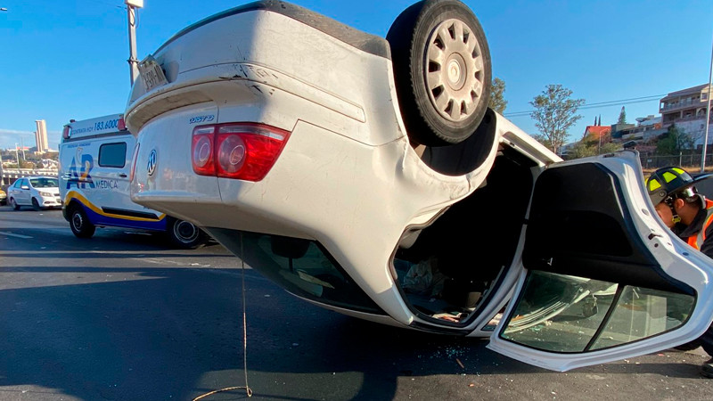 Volcadura en la Bernardo Quintana, de QuerÃ©taro capital
