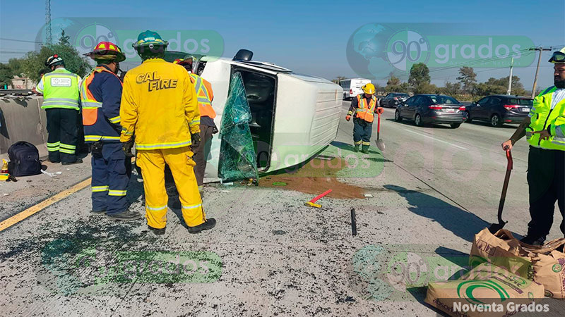 Camioneta de personal vuelca sobre la autopista MÃ©xico-QuerÃ©taroÂ 