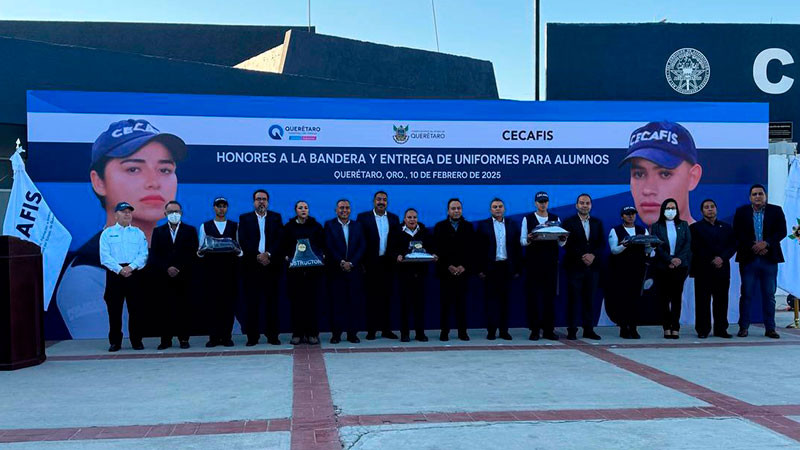 Reciben uniformes 61 cadetes de FormaciÃ³n Inicial del CECAFIS