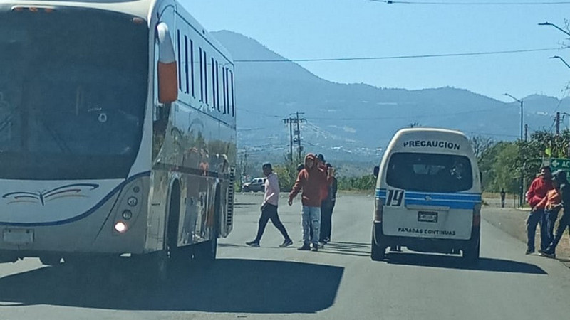 Normalistas de TiripetÃ­o, MichoacÃ¡n, retienen unidades repartidoras