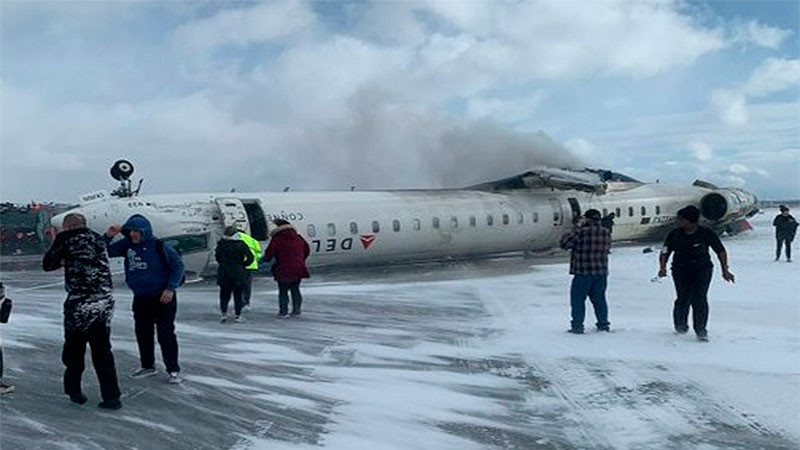 Se estrella y vuelca aviÃ³n en Aeropuerto Internacional de Toronto
