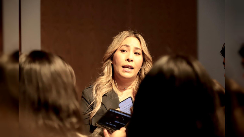 Andrea Tovar propone foros y mesas de trabajo para socializar 