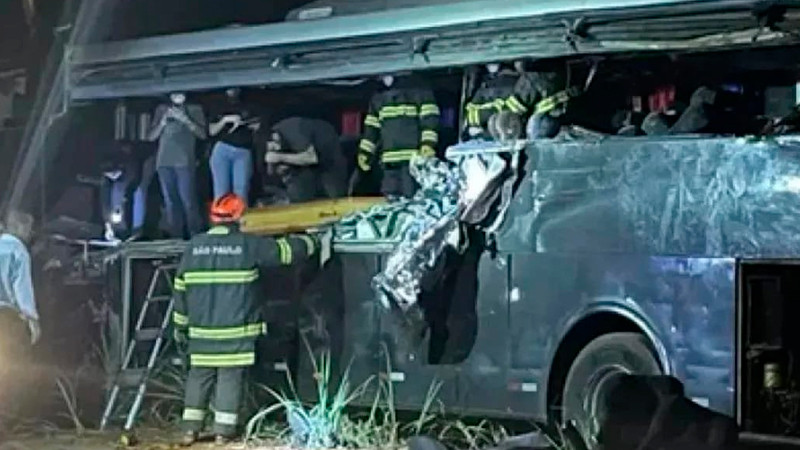 Accidente entre autobÃºs universitario y camiÃ³n deja saldo de 12 muertos y 19 heridos, Brasil