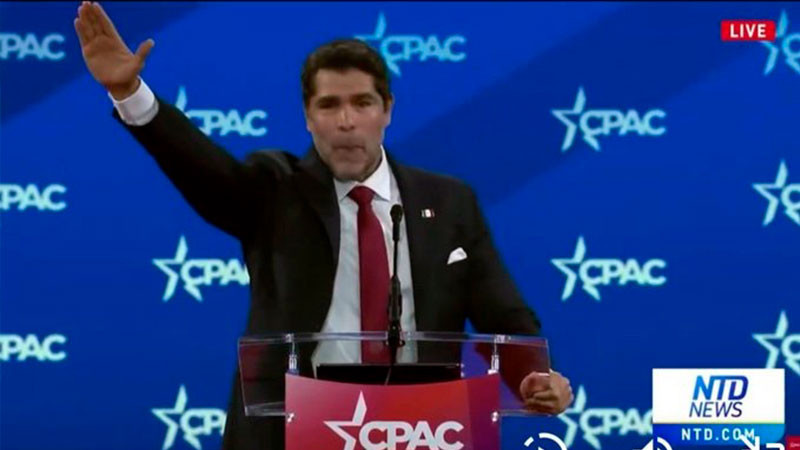 Eduardo VerÃ¡stegui causan polÃ©mica por hacer gesto insignia del fascismo