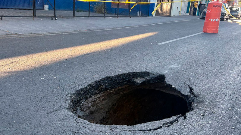 QuerÃ©taro: Se forma socavÃ³n en Avenida Universidad por colapso de lÃ­nea de drenaje