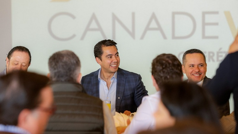 Felifer MacÃ­as se reÃºne con CANADEVI; buscan un mejor QuerÃ©taro