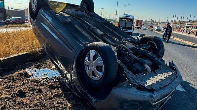 Vuelca auto en el Libramiento Norponiente de QuerÃ©taro