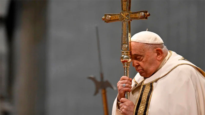 Papa Francisco continÃºa tratamiento al cumplir 15 dÃ­as hospitalizado; presenta mejorÃ­as