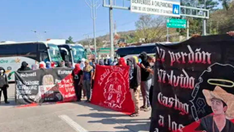 Normalistas de Ayotzinapa bloquean Autopista del Sol: denuncian impunidad en caso de Yanqui Kothan
