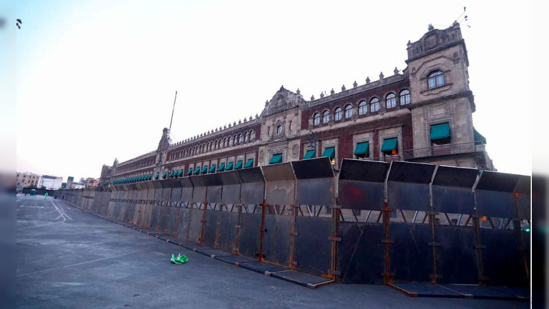 Sheinbaum justifica vallas en Palacio Nacional por el 8M