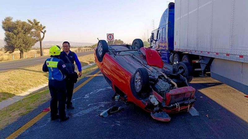 Choque y volcadura en la autopista 57 dejaÂ solo daÃ±os materiales