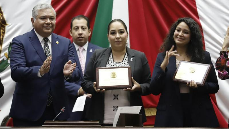 Yareni PÃ©rez Vega y Jannet HernÃ¡ndez Vega reciben CondecoraciÃ³n â€œLa Mujer Michoacana 2025â€