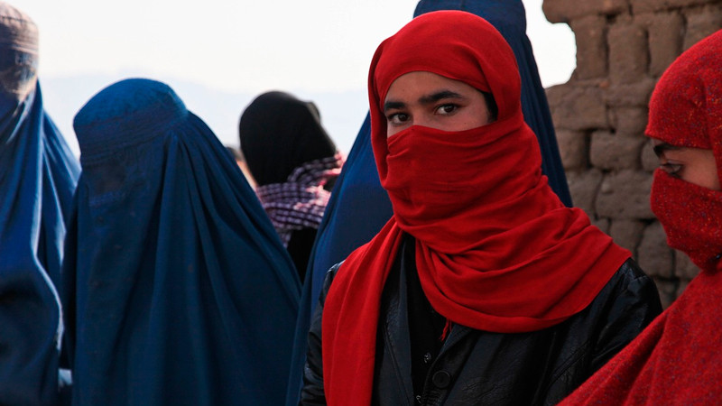 ONU urge a talibanes a levantar restricciones a derechos de las mujeres