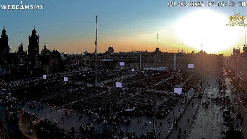 Retiran vallas del ZÃ³calo capitalino tras movilizaciones del 8M para dar 