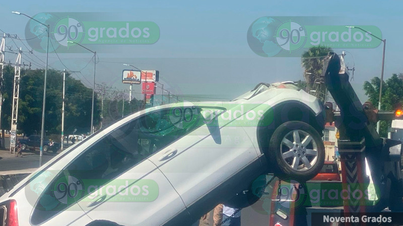 Auto cae dentro del dren Cimatario II, en Corregidora, QuerÃ©taro; hay un herido