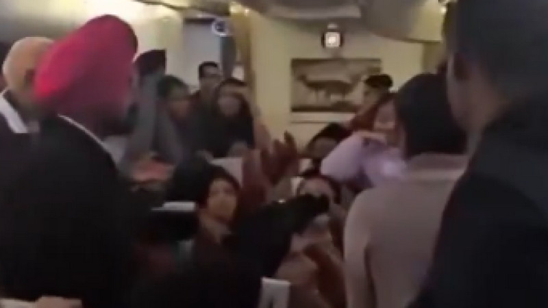 AviÃ³n aterriza de emergencia porque se taparon 11 baÃ±os y el olor a excremento era inaguantable para pasajeros; iban a la India