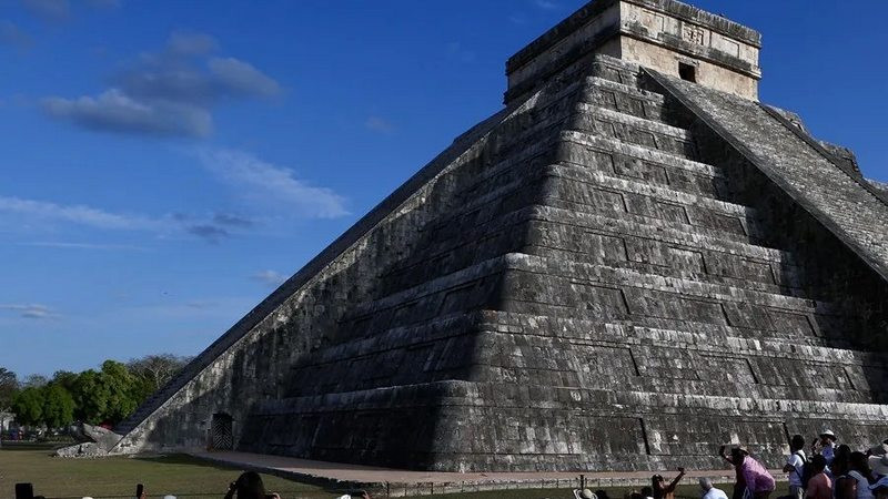 Turista alemÃ¡n sube al Castillo de ChichÃ©n ItzÃ¡ durante fenÃ³meno de KukulcÃ¡n; termina golpeado