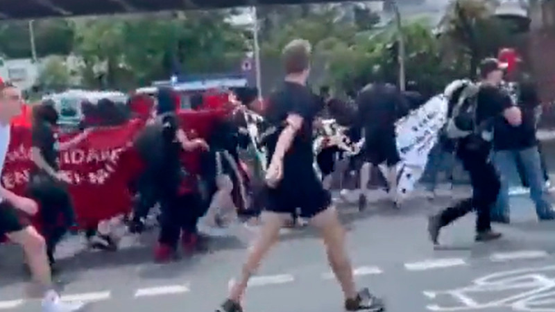 Chocan neonazis y antifascistas en Alemania; hay al menos 40 detenidos