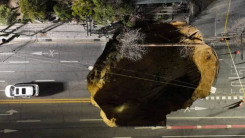 Cae motociclista en socavÃ³n enorme en Corea del Sur; lo hallan muerto tras 17 horas de bÃºsqueda