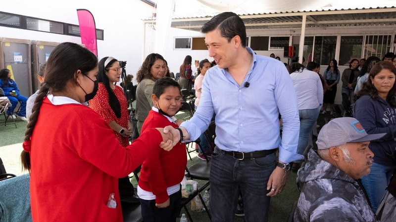 Entrega Rodrigo Monsalvo apoyos a escuelas pÃºblicas y adultos mayores en El MarquÃ©s, QuerÃ©taro