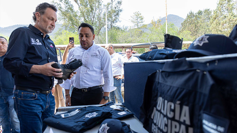 EntregÃ³ Mauricio Kuri patrullas y equipamiento a policÃ­as de la Sierra Gorda queretana