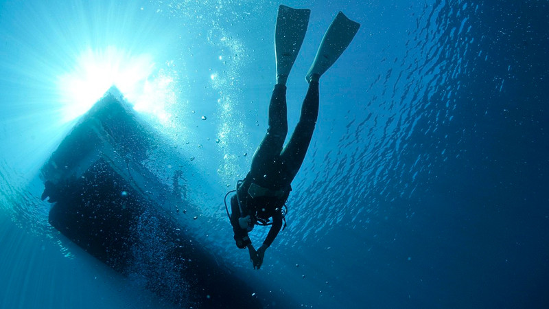A mÃ¡s de un aÃ±o de 'Otis' buzos siguen sacando trozos de barcos hundidos en Acapulco