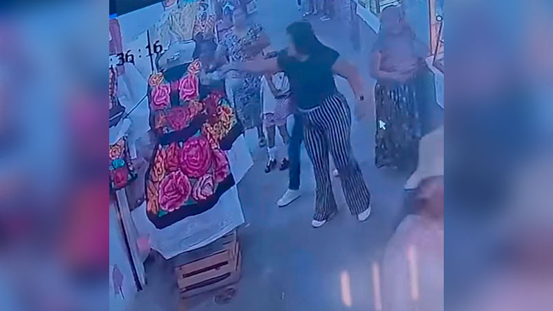 Mujeres rocÃ­an cloro sobre trajes tÃ­picos en Oaxaca