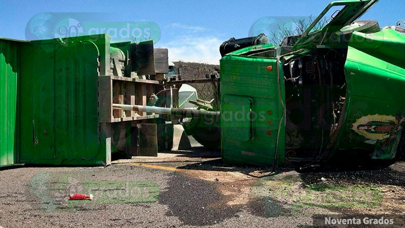 Vuelca camiÃ³n en inmediaciones de Terrapark, en QuerÃ©taro 