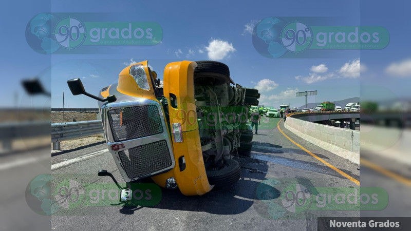 Vuelca trÃ¡iler en el libramiento libramiento Noreste