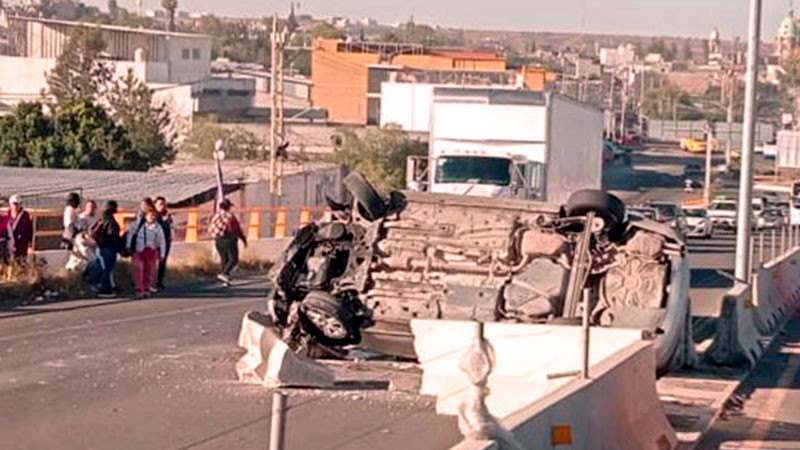 Tres personas sobreviven a volcadura de auto en Santa Rosa JÃ¡uregui
