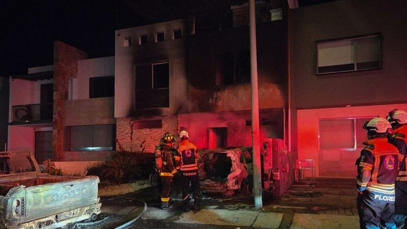 Tres vehÃ­culos calcinados y una casa daÃ±ada dejÃ³ un incendioÂ en El MarquÃ©s, QuerÃ©taro