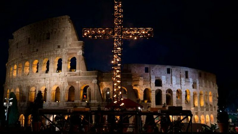 Papa Francisco escribe meditaciones del viacrucis aunque se espera que no asista al Coliseo romano
