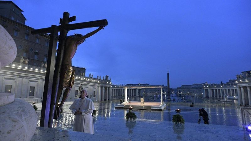 Vaticano convoca a rezar el rosario por el papa Francisco