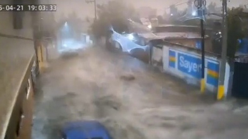 Lluvias dejan inundaciones en zonas del Estado de MÃ©xico; corriente se llevÃ³ autos