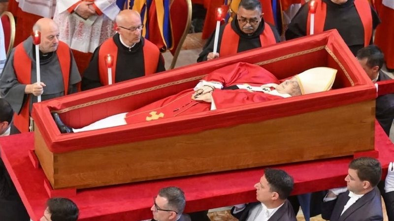 Al menos 150 mil personas despiden al papa Francisco en la BasÃ­lica de San Pedro antes de su funeral