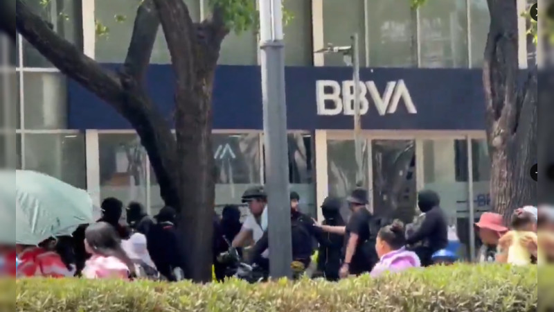 ncapuchados realizan actos vandÃ¡licos durante manifestaciÃ³n en CDMX