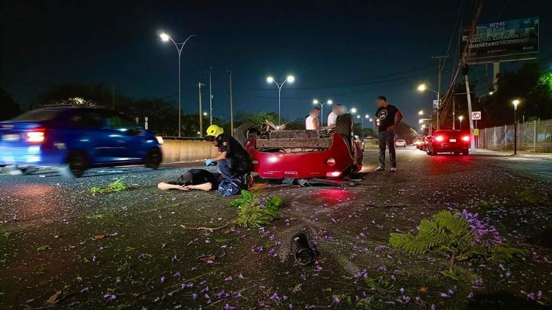 Se le pasan los tragos y termina volcado en QuerÃ©taro; ocurriÃ³ en el boulevard Bernardo Quintana