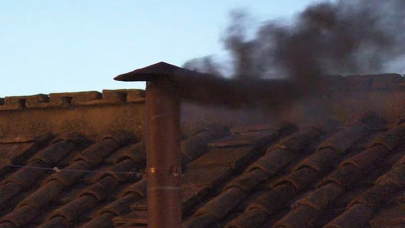 Â¡No hay papa todavÃ­a!: Humo negro cubre Ciudad del Vaticano