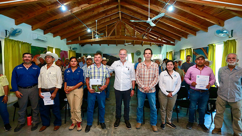 Entrega Marco Del Prete apoyos a ejidatarios queretanos 