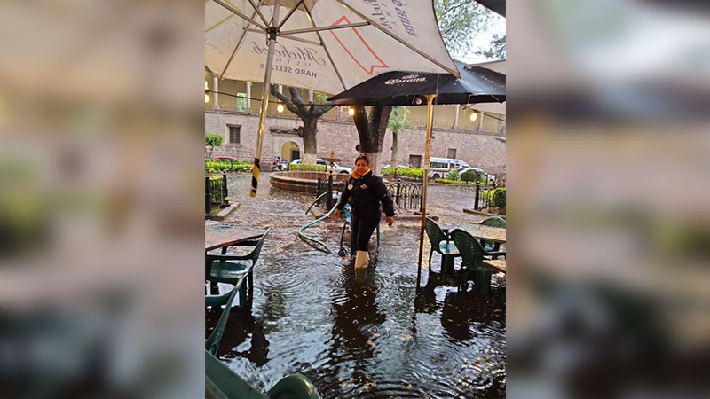Denuncian inundaciones en zona de Las Rosas de Morelia, Michoacán; piden apoyo de las autoridades