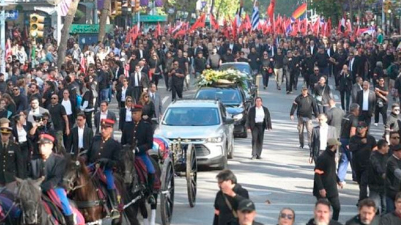 Miles de personas se dan cita en procesión de 'Pepe' Mujica; le dan el último adiós 